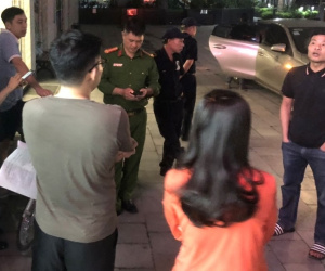 Cư dân tại chung cư Hà Nội Paragon khốn khổ vì bị cắt nước, dừng dịch vụ