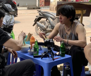 Sao Hàn khoe đi du lịch Hà Nội, ăn phở áp chảo vỉa hè húp cạn cả nước dùng