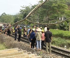 Hai chị em gái tử vong khi đi xe đạp điện băng qua đường sắt