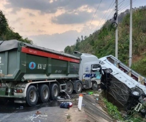 Vụ xe khách va chạm ô tô tải, 25 người thương vong: Vợ chồng bác sỹ cứu người trên đường đi công tác