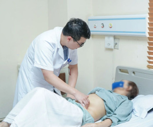 Cụ bà 74 tuổi bất ngờ có 2 bàng quang