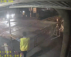 Thót tim cảnh nhân viên gác chắn cứu người đàn ông đang lao vào đoàn tàu