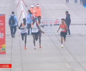 Video: Nghi vấn các VĐV châu Phi cố tình 'nhường' ngôi sao Trung Quốc giành chiến thắng trong giải điền kinh Bắc Kinh