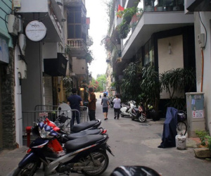Nhân chứng bàng hoàng kể lại vụ sập mái nhà kính khiến 2 người tử vong ở Hà Nội