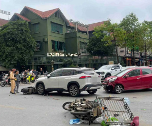 Nữ tài xế mất lái tông thẳng vào người đi đường ở Hà Nội