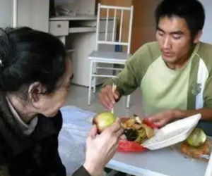Bố mất, mẹ tâm thần, chàng trai này vẫn chưa từng suy sụp: Cuộc sống 30 năm sau xứng đáng là 'tấm gương truyền kỳ'