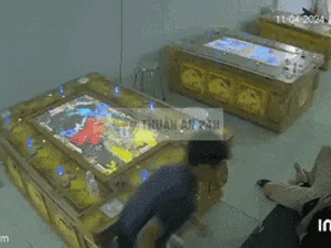 Thót tim khoảnh khắc thanh niên đột nhập tiệm game dùng dao đâm tới tấp nhân viên quản lý, cướp ví tiền