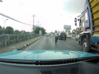 Va chạm giao thông, tài xế mang rìu ra để 'nói chuyện'