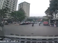 Clip: Xế hộp húc văng người đi xe máy trên phố Hà Nội