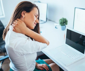 4 bài tập thể dục cho dân văn phòng hay bị đau vai gáy cổ
