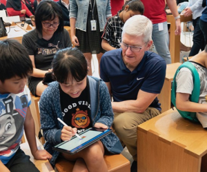 Tim Cook từng giao báo, nướng thịt để... có tiền đi học