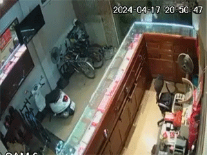 Clip: Thanh niên táo tợn dùng búa đập tủ kính, cướp vàng ở Hà Tĩnh