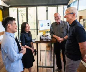 Tim Cook ăn mặc tối giản khi tới Việt Nam, có phải phong cách chung của các tỷ phú?