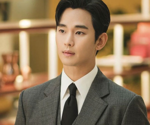 Hé lộ lý do thực sự khiến Kim Soo Hyun không đến dự hôn lễ của bố ruột và mẹ kế