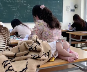 Nữ sinh Việt ôm con lên giảng đường, vừa học vừa chăm con khiến nhiều người thấy thương