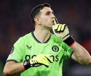 Tranh cãi thủ môn Martinez 2 thẻ vàng, vẫn ở lại sân để làm người hùng Aston Villa