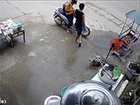Khách hàng gặp 'oan gia' với hành động vô tình của ông chủ quán vịt nướng