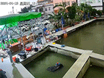 Giữ lều trong cơn gió bão, người đàn ông bay thẳng lên không trung