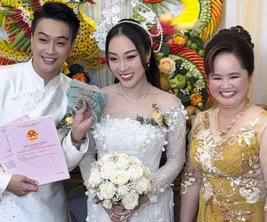 Ca sĩ TiTi (nhóm HKT) được mẹ vợ trao hai sổ đỏ, vài trăm triệu đồng tiền mặt trong đám hỏi ở Cần Thơ