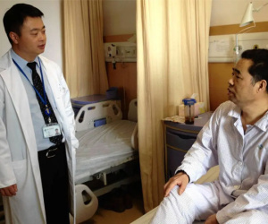Ông bố nhập viện vì gãy đốt sống lưng, khi biết thủ phạm ai nấy ngán ngẩm: Biết 'bắt đền' thế nào?