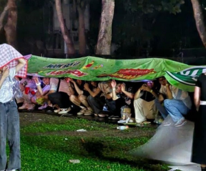 Đêm nhạc ở Hà Nội vỡ trận, hàng nghìn khán giả chạy mưa