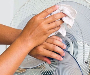 Vệ sinh quạt không cần dùng nước hay tháo khung: Chỉ 5 phút là quạt sạch như mới, ai cũng làm được