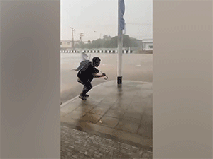 Hài hước cảnh tượng thanh niên 'chiến đấu với mẹ thiên nhiên' để bảo vệ thùng rác