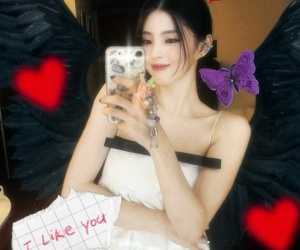 Han So Hee lại gây sóng gió: Bất ngờ đăng ảnh 2 người nằm cạnh nhau, netizen rần rần đoán danh tính