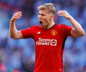 Thắng nghẹt thở penalty, MU vào chung kết FA Cup
