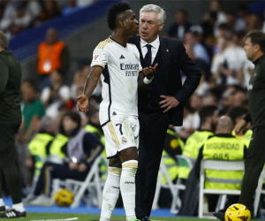 Vinicius cãi HLV Ancelotti vì bị thay ở Siêu kinh điển