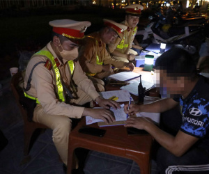 Uống cốc bia giải nhiệt, nam tài xế bị phạt nửa tháng lương