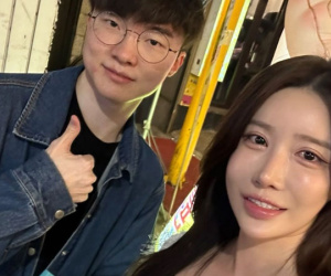 Fangirl chụp ảnh cùng Faker nhưng chiếm spotlight vì lý do đặc biệt, soi trang cá nhân càng thêm ngỡ ngàng
