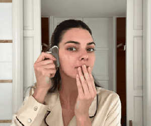 Chiêu 'chống già' bình dân của Kendall Jenner: Massage với dầu dưỡng giá chưa đến 200k, dưỡng ẩm với 2 lớp xịt khoáng