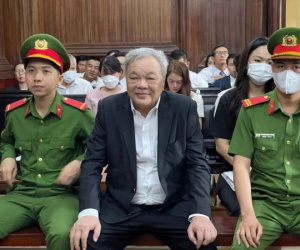 Hình ảnh ông Trần Quí Thanh và hai con gái hầu toà