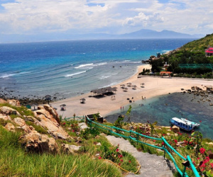 Phát hiện hòn đảo chỉ cách đất liền 25km, nơi duy nhất ở Việt Nam có bãi tắm đôi nóng - lạnh khiến giới trẻ mê mẩn
