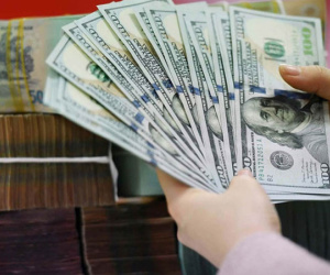Giá USD tự do lao dốc, về mốc 25.700 đồng