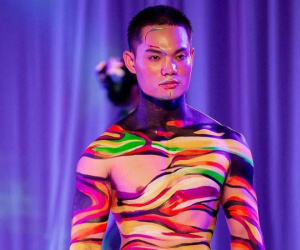 Thí sinh thi nam vương gây tranh cãi vì catwalk như… hoa hậu