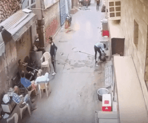 Bức tường bất ngờ đổ sập khiến 4 người thiệt mạng: Clip 58 giây ghi lại khoảnh khắc kinh hoàng