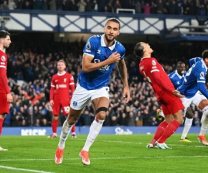 Premier League: Liverpool thua sốc, M.U ngược dòng giành chiến thắng
