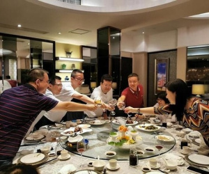 50 tuổi, tôi đi họp lớp bị coi thường vì làm nông, thu nhập thấp nhưng khi con trai đến đón, họ lập tức nín lặng và cúi đầu