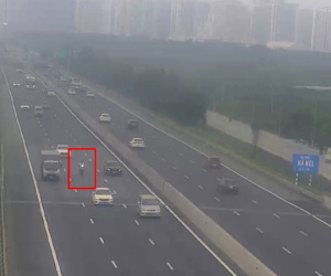 Xe máy lao như tên bắn ở làn 120km/h cao tốc Hà Nội - Hải Phòng