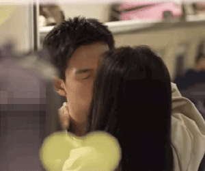 Nam chính ngôn tình hot đến mức 2 'ông lớn' lao vào tranh giành, cứ đóng phim là thành bạn trai quốc dân