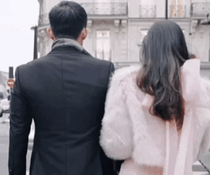 Midu tung clip 'ngập cẩu lương' trước thềm công khai chồng doanh nhân: Dâu rể khóa môi tình tứ, hé lộ cận nhẫn cầu hôn