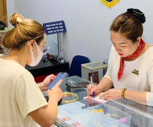 Người dân mải miết xếp hàng, 'vét sạch' kho vàng nhẫn của nhà buôn