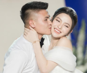 Cuộc sống vợ chồng son của Quang Hải và Chu Thanh Huyền: Nắm tay nhau trên Mercedes, chồng không màng hình tượng để mua vui cho vợ bầu