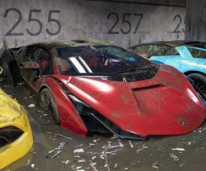Cận cảnh những chiếc xe sang hóa thành 'tàu ngầm' trong trận lũ lịch sử ở Dubai