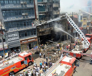 Cháy khách sạn kinh hoàng khiến 36 người thương vong: Lửa bùng phát cuồn cuộn, nhiều người nhảy từ ban công thoát thân