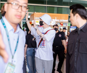 Kim Jae Joong đổ bộ Tân Sơn Nhất: Bịt kín mít vẫn cực 'hack tuổi', hóa 'chiến thần chào hỏi' từng fan một!
