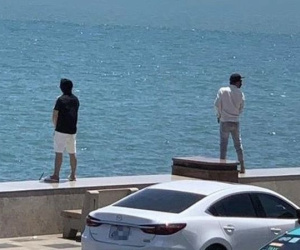 Hình ảnh 2 du khách ngang nhiên tiểu bậy trên kè biển Vũng Tàu gây 'dậy sóng'