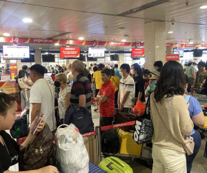Sân bay Tân Sơn Nhất lúc này: Nhiều người đã vác vali về quê, đi du lịch dịp lễ 30/4